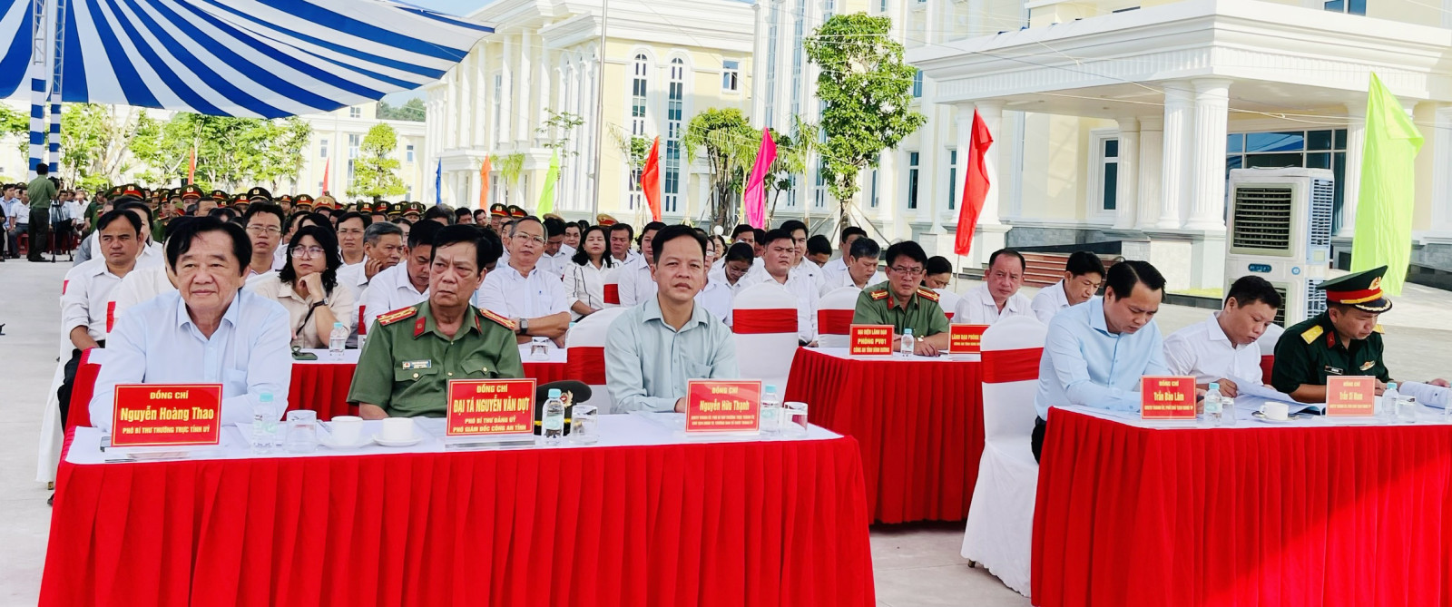 Lãnh đạo tỉnh, TP. Thủ Dầu Một cùng các đại biểu tham dự lễ ra mắt.
